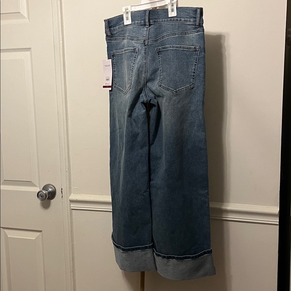 NWT Sofia Vergara Margot Wide Leg Cropped Cuffed Denim Mid Wash Blue - Size 6 - Picture 2 of 4